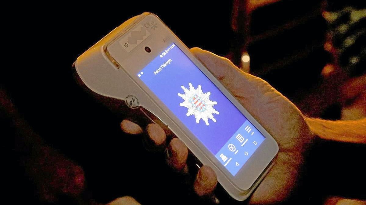 Mit einem solchen mobilen Endgerät können Polizistinnen und Polizisten im Einsatz sofort bargeldlos Verwarn- oder Bußgelder kassieren.