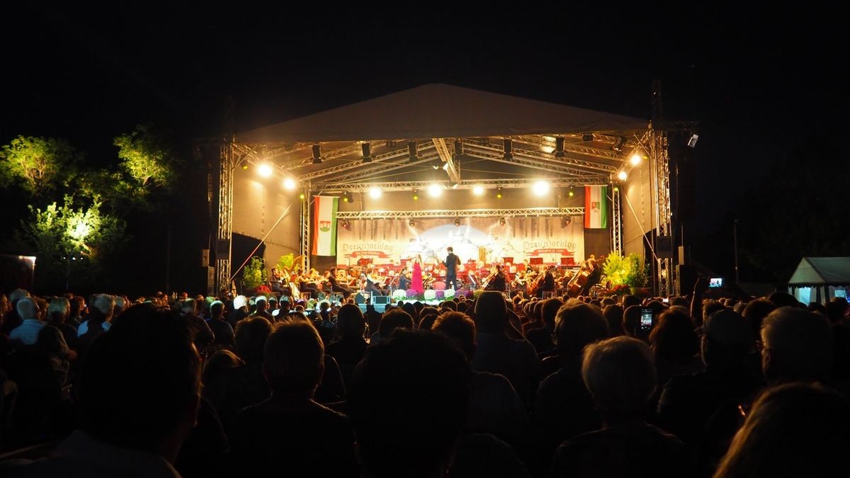 Die Thüringen-Philharmonie Gotha-Eisenach stimmte mit einem Konzert auf Gut Ringhofen auf das Feuerwerk ein.