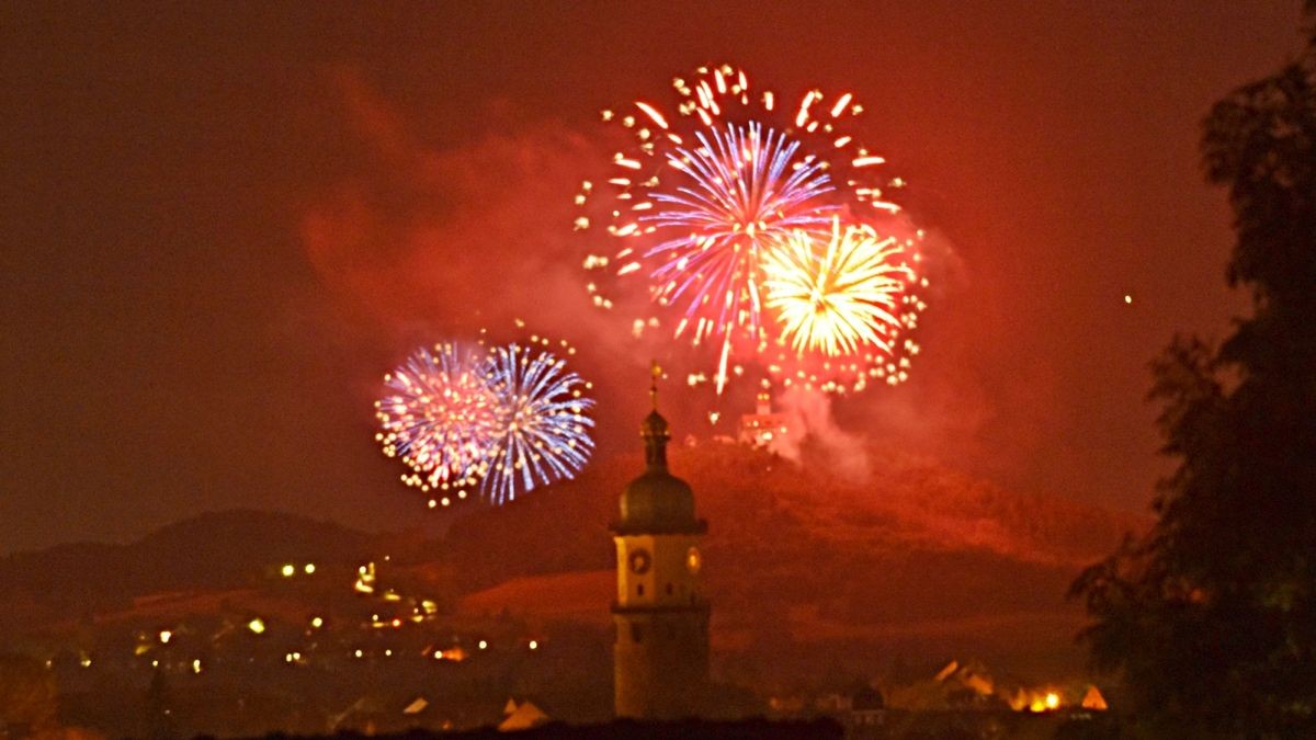 Der Dreinschlag 2023 mit leider unbeleuchtetem Neideckturm vom Ilm-Kreis-Center aus gesehen und bei Nieselregen. Doch pünktlich um 22.30 Uhr war es wieder trocken und in alle drei Burgen schlug endlich der Blitz ein, worauf diese weithin sichtbar und feuerrot in der Nacht brannten. Zum Abschluss dann wieder ein schönes Feuerwerk über allen Burgen.