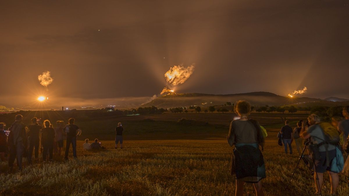 Nach sechs Jahren Pause kehrte am Samstag Thüringens größtes Burgenfeuerwerk zurück in den Nachthimmel über dem Drei-Gleichen-Gebiet. Das ließen sich etliche Zuschauer nicht entgehen, die sich schon frühzeitig mit Klappstuhl und Picknickkorb an verschiedenen Aussichtspunkten postiert hatten. Andere ließen sich mit einem Konzert der Thüringen-Philharmonie Gotha-Eisenach auf das Großereignis einstimmen.