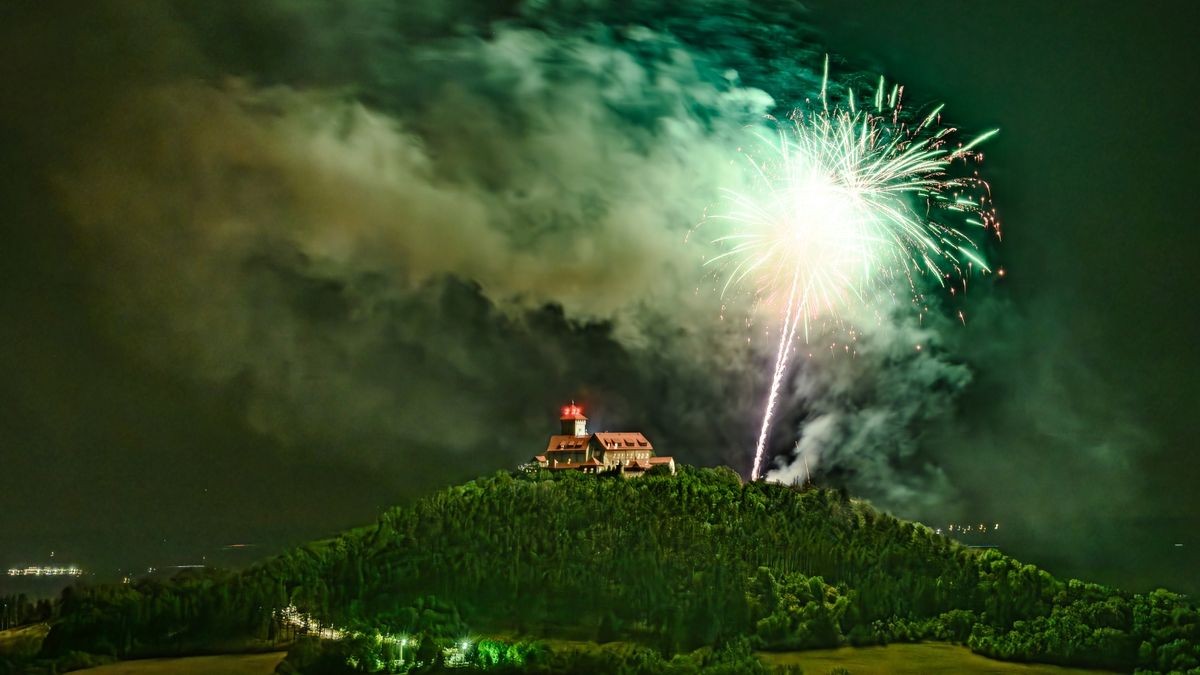 Nach sechs Jahren Pause kehrte am Samstag Thüringens größtes Burgenfeuerwerk zurück in den Nachthimmel über dem Drei-Gleichen-Gebiet. Das ließen sich etliche Zuschauer nicht entgehen, die sich schon frühzeitig mit Klappstuhl und Picknickkorb an verschiedenen Aussichtspunkten postiert hatten. Andere ließen sich mit einem Konzert der Thüringen-Philharmonie Gotha-Eisenach auf das Großereignis einstimmen. Aussichtspunkt bei Bittstädt