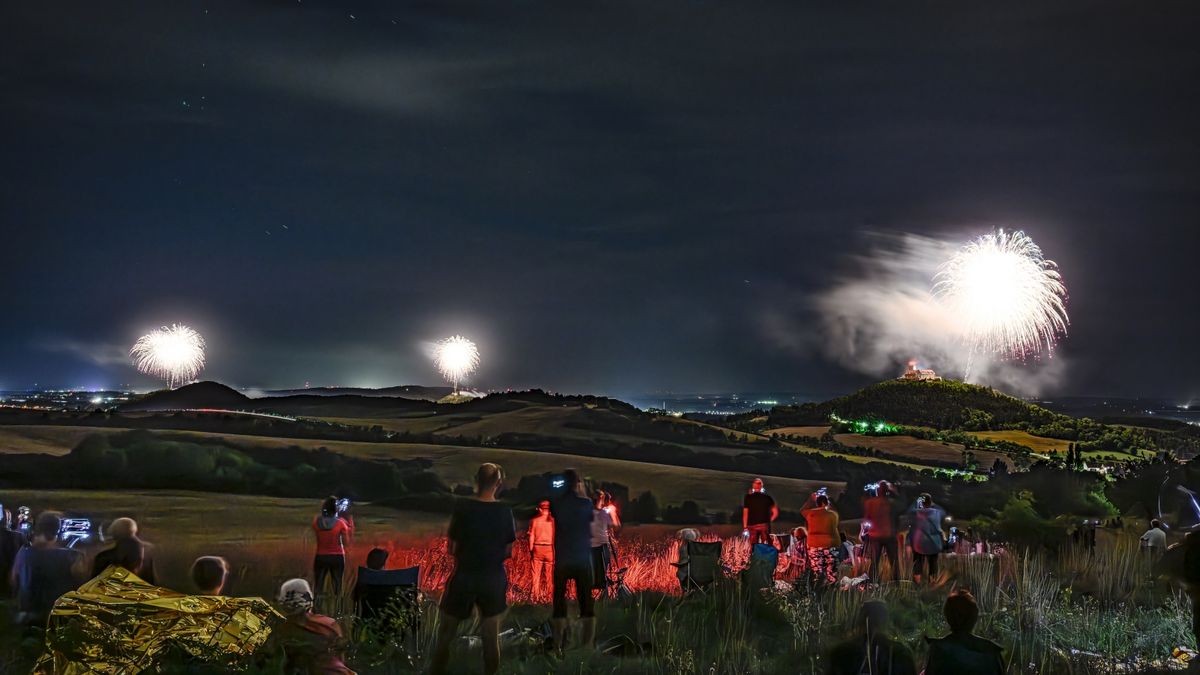 Nach sechs Jahren Pause kehrte am Samstag Thüringens größtes Burgenfeuerwerk zurück in den Nachthimmel über dem Drei-Gleichen-Gebiet. Das ließen sich etliche Zuschauer nicht entgehen, die sich schon frühzeitig mit Klappstuhl und Picknickkorb an verschiedenen Aussichtspunkten postiert hatten. Andere ließen sich mit einem Konzert der Thüringen-Philharmonie Gotha-Eisenach auf das Großereignis einstimmen. Aussichtspunkt bei Bittstädt