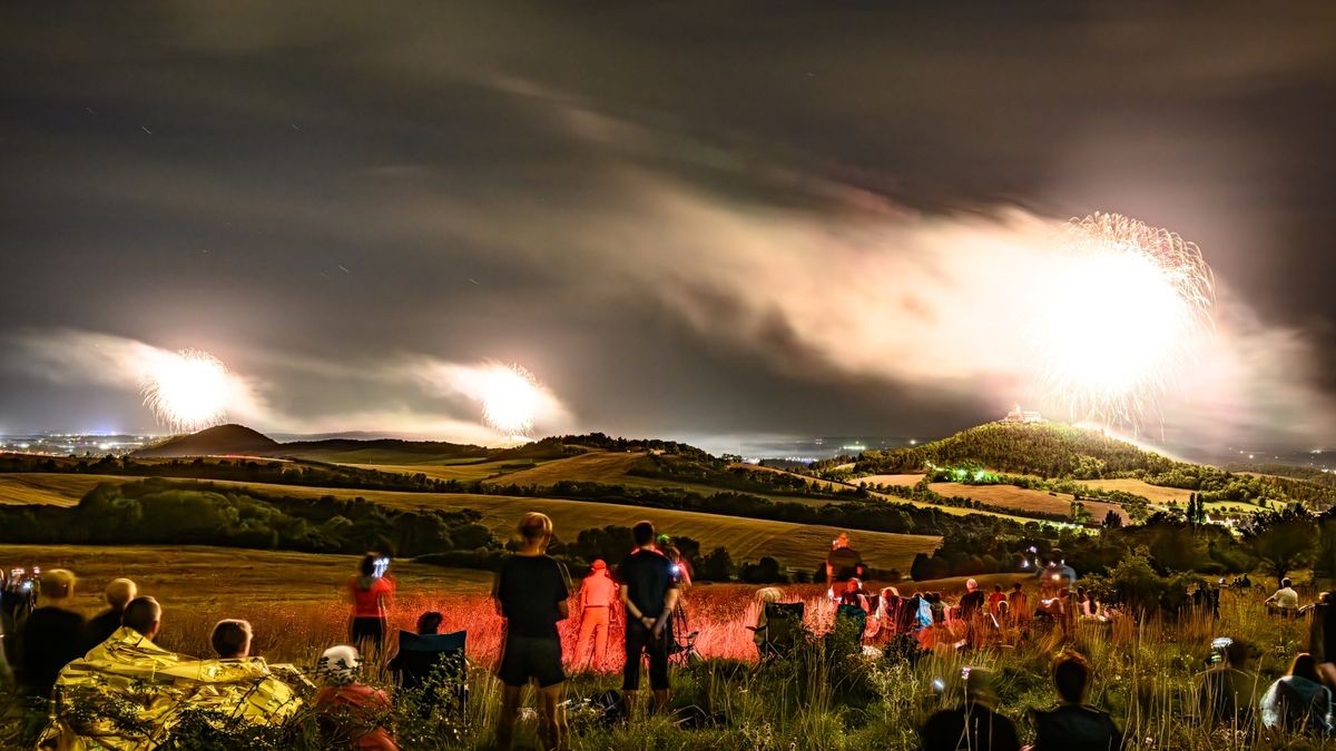 Nach sechs Jahren Pause kehrte am Samstag Thüringens größtes Burgenfeuerwerk zurück in den Nachthimmel über dem Drei-Gleichen-Gebiet. Das ließen sich etliche Zuschauer nicht entgehen, die sich schon frühzeitig mit Klappstuhl und Picknickkorb an verschiedenen Aussichtspunkten postiert hatten. Andere ließen sich mit einem Konzert der Thüringen-Philharmonie Gotha-Eisenach auf das Großereignis einstimmen. Aussichtspunkt bei Bittstädt