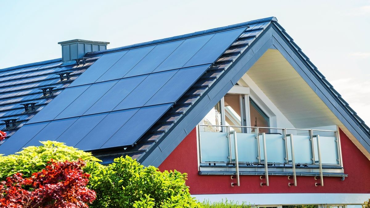 Ein Dach ist mit Solarpanels belegt.  Energiewende, Klimaschutz und rasant gestiegene Energiekosten treiben die Nachfrage nach Photovoltaikanlagen derzeit massiv an.