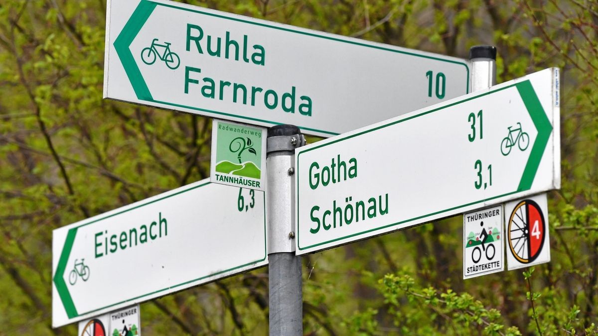 Wegweiser an einem Radweg in Eisenach. 1250 Mängel an Thüringer Radwegen wurden seit Mitte 2016 online gemeldet. (Archivfoto)