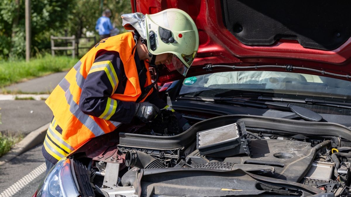 Bei einem Unfall auf der B7 zwischen Nohra und Weimar wurden am Dienstag drei Personen verletzt. Die Bundesstraße wurde voll gesperrt.