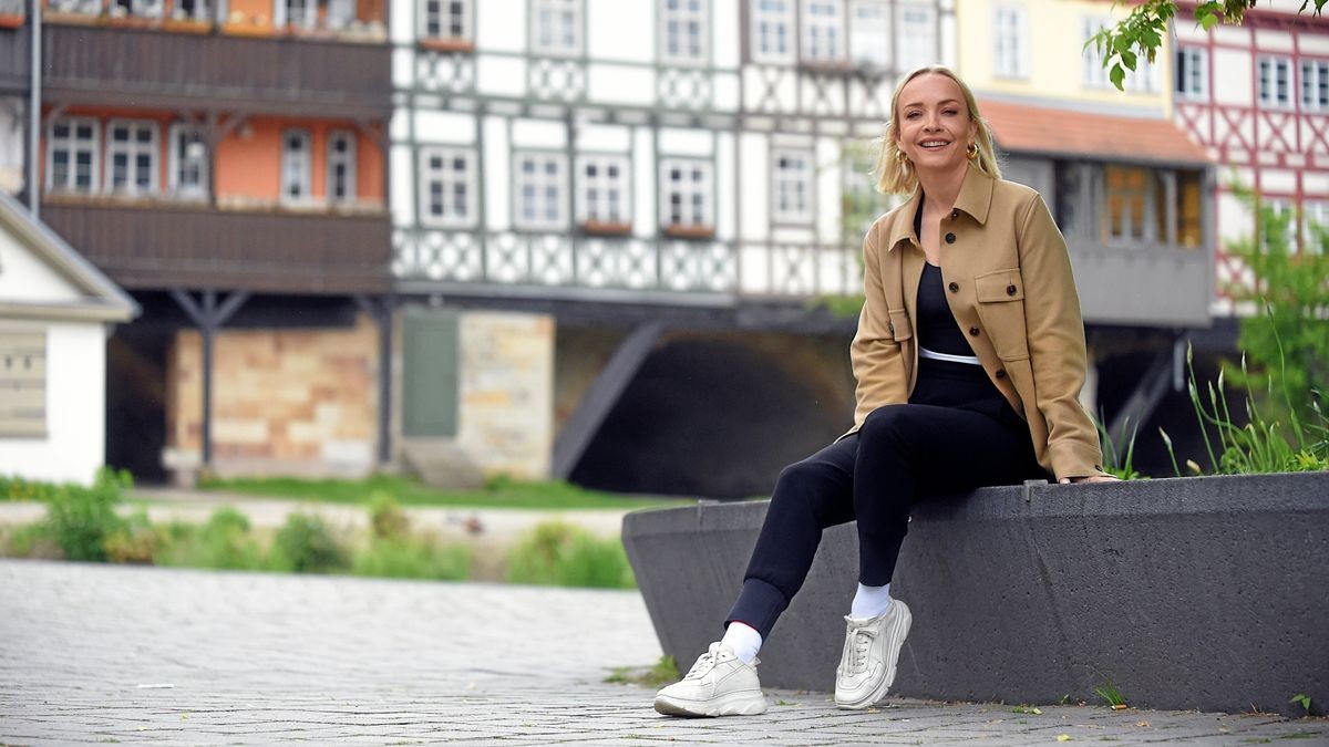 Janin Ullmann vor der Krämerbrücke in Erfurt.  