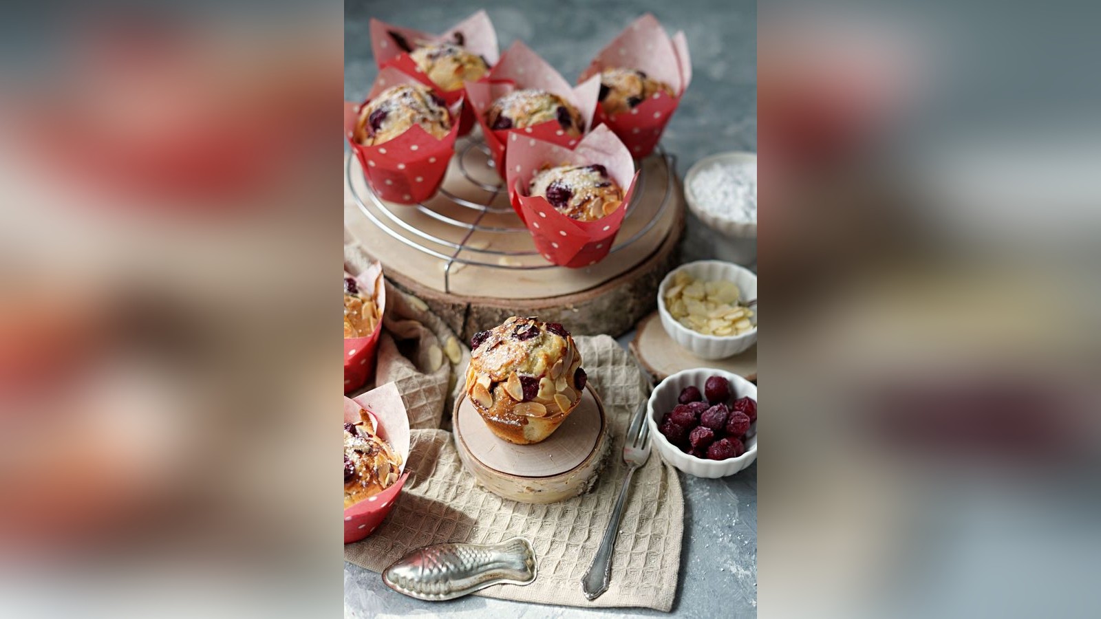 Dank Eiskellentrick: Mandel-Kirsch-Muffins mit Hauben-Effekt