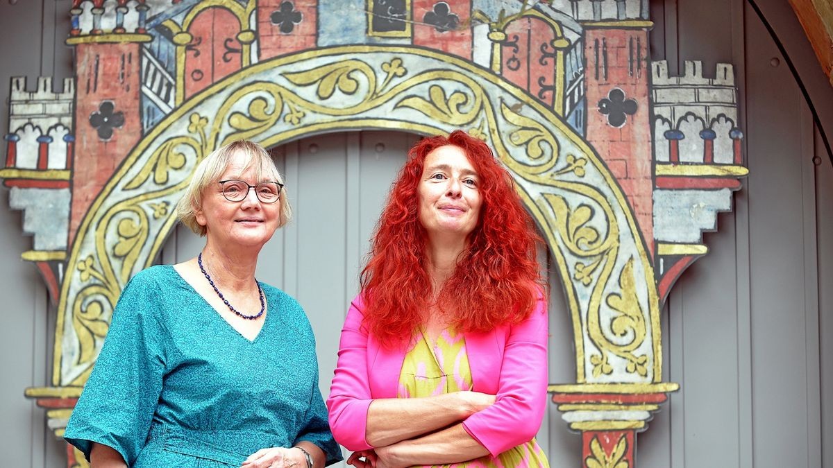 Die Erfurter Unesco-Beauftragen Karin Sczech (links) und Maria Stürzebecher am Eingang zur Alten Synagoge.