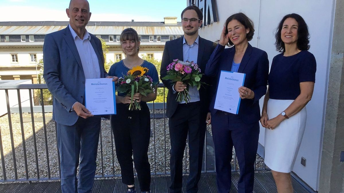 Wolfgang Tiefensee, Karen de Santana Breitbarth, Philipp Bullerjahn, Colette Boos-John und Cornelia Haase-Lerch (von Links) mit den Urkunden für den Meisterbonus.