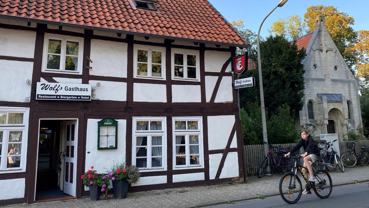 Wolfs Gasthaus, hier noch in Alt-Lehndorf, gleich neben der Kreuzkirche.