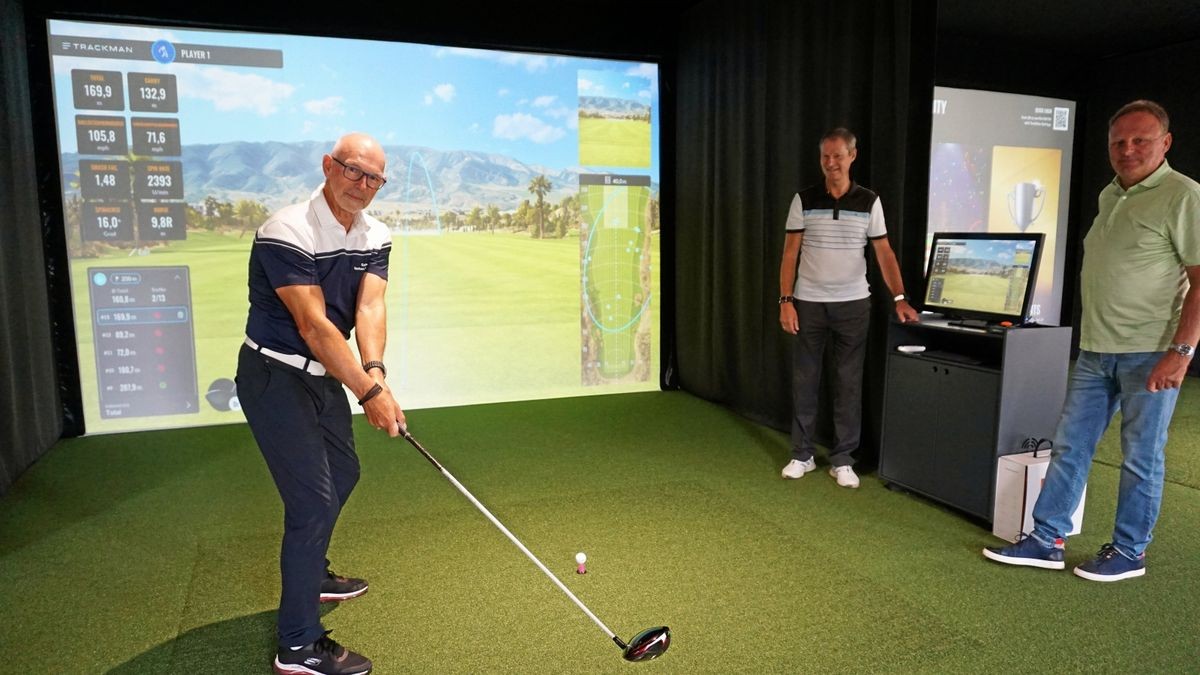 Enno Heistermann, Präsident des Golf-Landesverbandes Sachsen-Thüringen, gehört mit zu den Ersten, die die neue Indoor-Golfanlage auf dem Gelände des Golfparks in Neustadt ausprobieren dürfen. Vereinspräsident Andreas Meyer und Golfpark-Betreiber Reimond Watterodt schauen ihm zu.