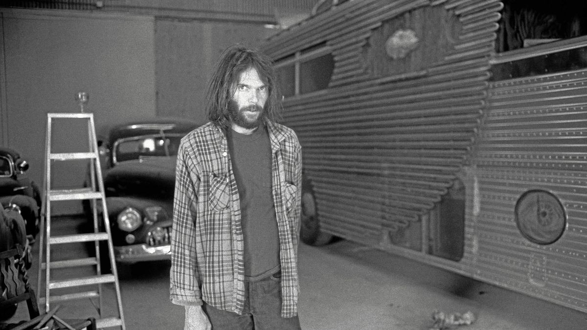 Neil Young neben seinem Bus „Pocahontas“ in einem Lagerhaus in Redwood City, Kalifornien, am 17. April 1977. In dem Jahr sollte das Album „Chrome Dreams“ erscheinen, das nun, 46 Jahre später, veröffentlicht wird.