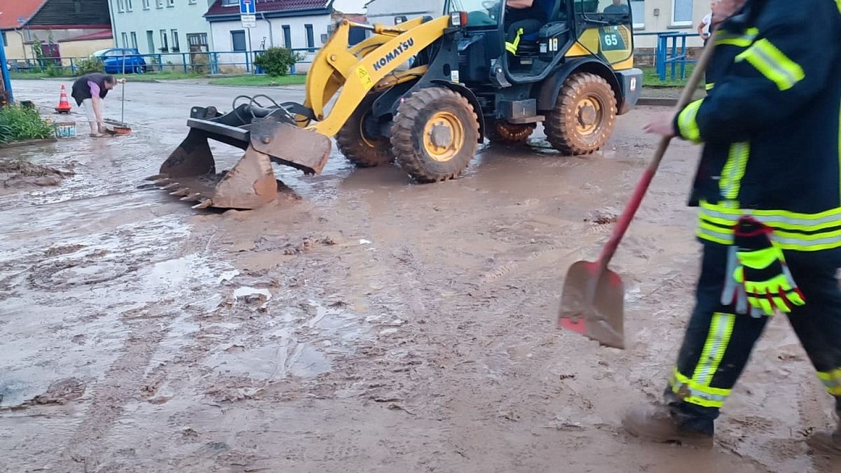 Aus dem Kyffhäuserkreis wurden zwei mit Schlamm oder Wasser überflutete Straßen gemeldet, wie ein Polizeisprecher am Samstag sagte. Betroffen waren die Bundesstraße 4 zwischen Sondershausen und Oberspier und eine Landstraße zwischen Esperstedt und Bad Frankenhausen bei Artern.