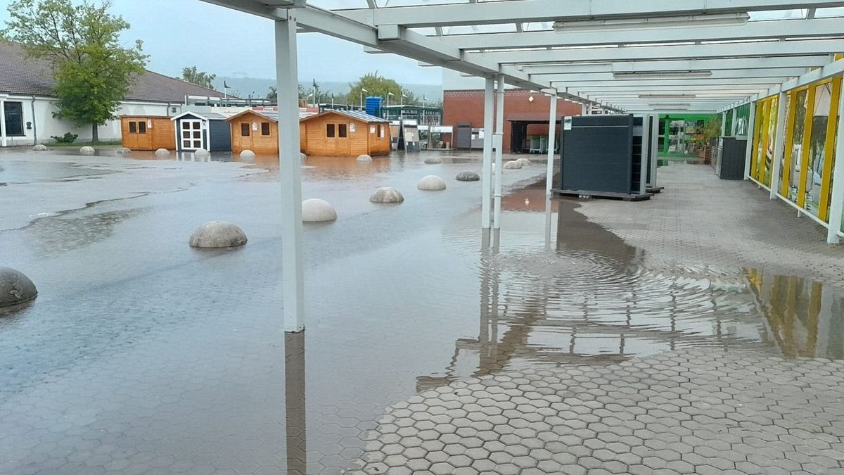 Aus dem Kyffhäuserkreis wurden zwei mit Schlamm oder Wasser überflutete Straßen gemeldet, wie ein Polizeisprecher am Samstag sagte. Betroffen waren die Bundesstraße 4 zwischen Sondershausen und Oberspier und eine Landstraße zwischen Esperstedt und Bad Frankenhausen bei Artern.