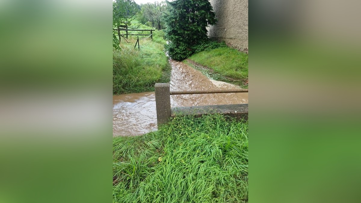 Aus dem Kyffhäuserkreis wurden zwei mit Schlamm oder Wasser überflutete Straßen gemeldet, wie ein Polizeisprecher am Samstag sagte. Betroffen waren die Bundesstraße 4 zwischen Sondershausen und Oberspier und eine Landstraße zwischen Esperstedt und Bad Frankenhausen bei Artern.