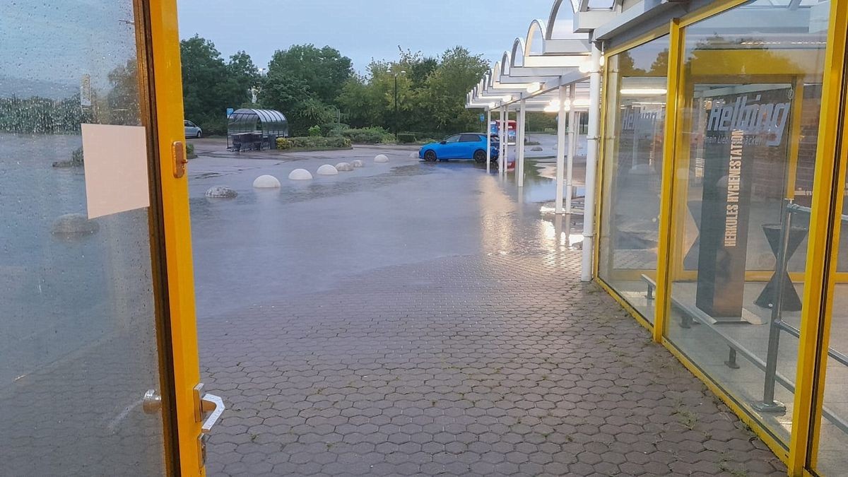 Aus dem Kyffhäuserkreis wurden zwei mit Schlamm oder Wasser überflutete Straßen gemeldet, wie ein Polizeisprecher am Samstag sagte. Betroffen waren die Bundesstraße 4 zwischen Sondershausen und Oberspier und eine Landstraße zwischen Esperstedt und Bad Frankenhausen bei Artern.