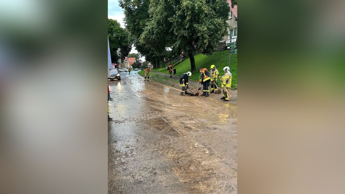 Aus dem Kyffhäuserkreis wurden zwei mit Schlamm oder Wasser überflutete Straßen gemeldet, wie ein Polizeisprecher am Samstag sagte. Betroffen waren die Bundesstraße 4 zwischen Sondershausen und Oberspier und eine Landstraße zwischen Esperstedt und Bad Frankenhausen bei Artern.