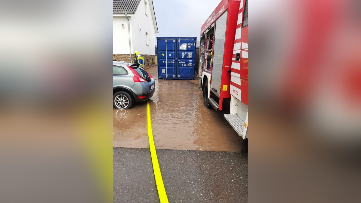 Aus dem Kyffhäuserkreis wurden zwei mit Schlamm oder Wasser überflutete Straßen gemeldet, wie ein Polizeisprecher am Samstag sagte. Betroffen waren die Bundesstraße 4 zwischen Sondershausen und Oberspier und eine Landstraße zwischen Esperstedt und Bad Frankenhausen bei Artern.