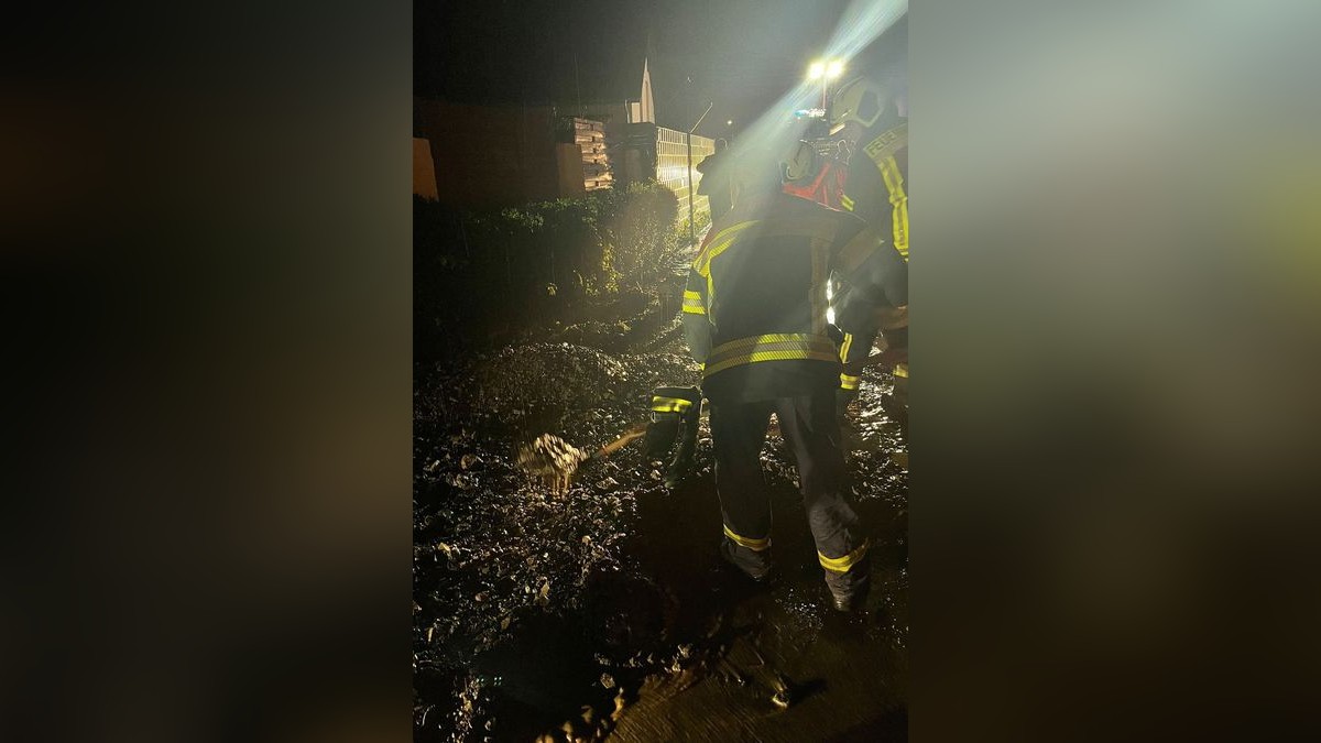 Aus dem Kyffhäuserkreis wurden zwei mit Schlamm oder Wasser überflutete Straßen gemeldet, wie ein Polizeisprecher am Samstag sagte. Betroffen waren die Bundesstraße 4 zwischen Sondershausen und Oberspier und eine Landstraße zwischen Esperstedt und Bad Frankenhausen bei Artern.