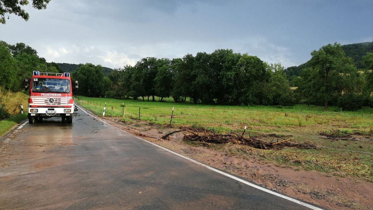 Aus dem Kyffhäuserkreis wurden zwei mit Schlamm oder Wasser überflutete Straßen gemeldet, wie ein Polizeisprecher am Samstag sagte. Betroffen waren die Bundesstraße 4 zwischen Sondershausen und Oberspier und eine Landstraße zwischen Esperstedt und Bad Frankenhausen bei Artern.