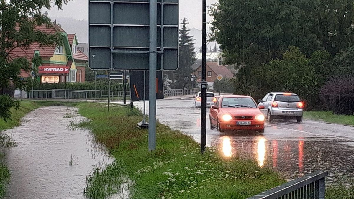 Aus dem Kyffhäuserkreis wurden zwei mit Schlamm oder Wasser überflutete Straßen gemeldet, wie ein Polizeisprecher am Samstag sagte. Betroffen waren die Bundesstraße 4 zwischen Sondershausen und Oberspier und eine Landstraße zwischen Esperstedt und Bad Frankenhausen bei Artern.