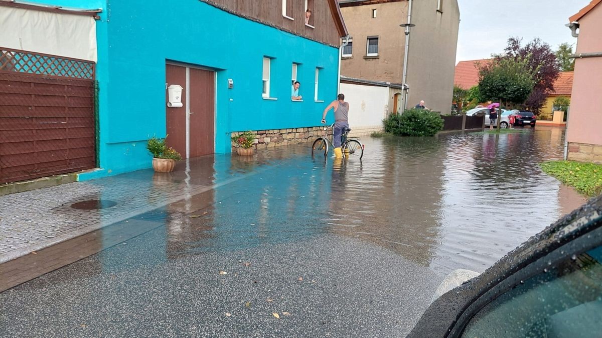 Aus dem Kyffhäuserkreis wurden zwei mit Schlamm oder Wasser überflutete Straßen gemeldet, wie ein Polizeisprecher am Samstag sagte. Betroffen waren die Bundesstraße 4 zwischen Sondershausen und Oberspier und eine Landstraße zwischen Esperstedt und Bad Frankenhausen bei Artern.