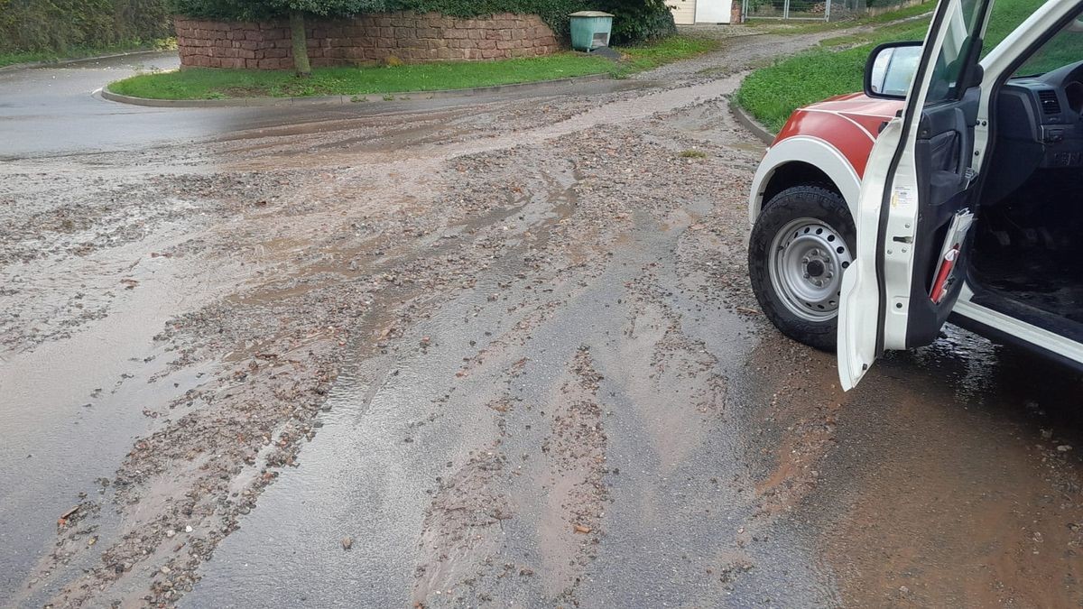 Aus dem Kyffhäuserkreis wurden zwei mit Schlamm oder Wasser überflutete Straßen gemeldet, wie ein Polizeisprecher am Samstag sagte. Betroffen waren die Bundesstraße 4 zwischen Sondershausen und Oberspier und eine Landstraße zwischen Esperstedt und Bad Frankenhausen bei Artern.