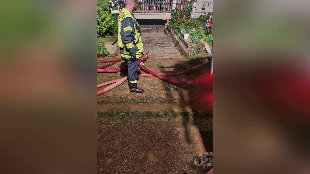 Aus dem Kyffhäuserkreis wurden zwei mit Schlamm oder Wasser überflutete Straßen gemeldet, wie ein Polizeisprecher am Samstag sagte. Betroffen waren die Bundesstraße 4 zwischen Sondershausen und Oberspier und eine Landstraße zwischen Esperstedt und Bad Frankenhausen bei Artern.