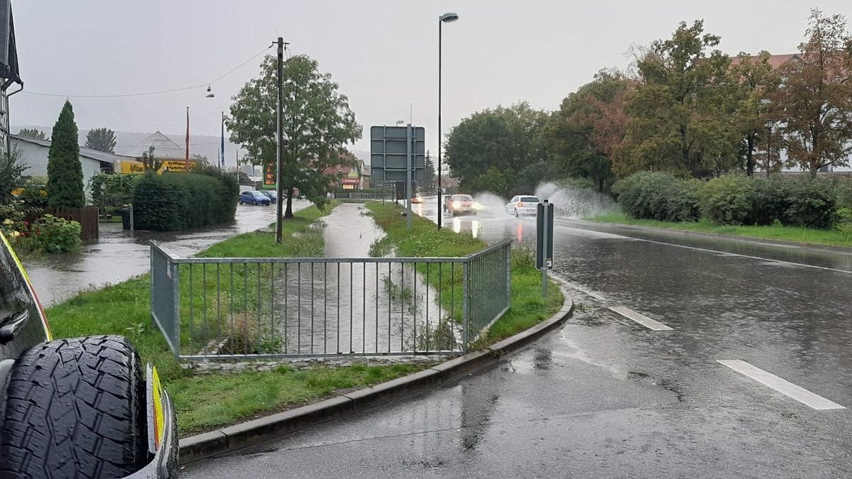 Aus dem Kyffhäuserkreis wurden zwei mit Schlamm oder Wasser überflutete Straßen gemeldet, wie ein Polizeisprecher am Samstag sagte. Betroffen waren die Bundesstraße 4 zwischen Sondershausen und Oberspier und eine Landstraße zwischen Esperstedt und Bad Frankenhausen bei Artern.