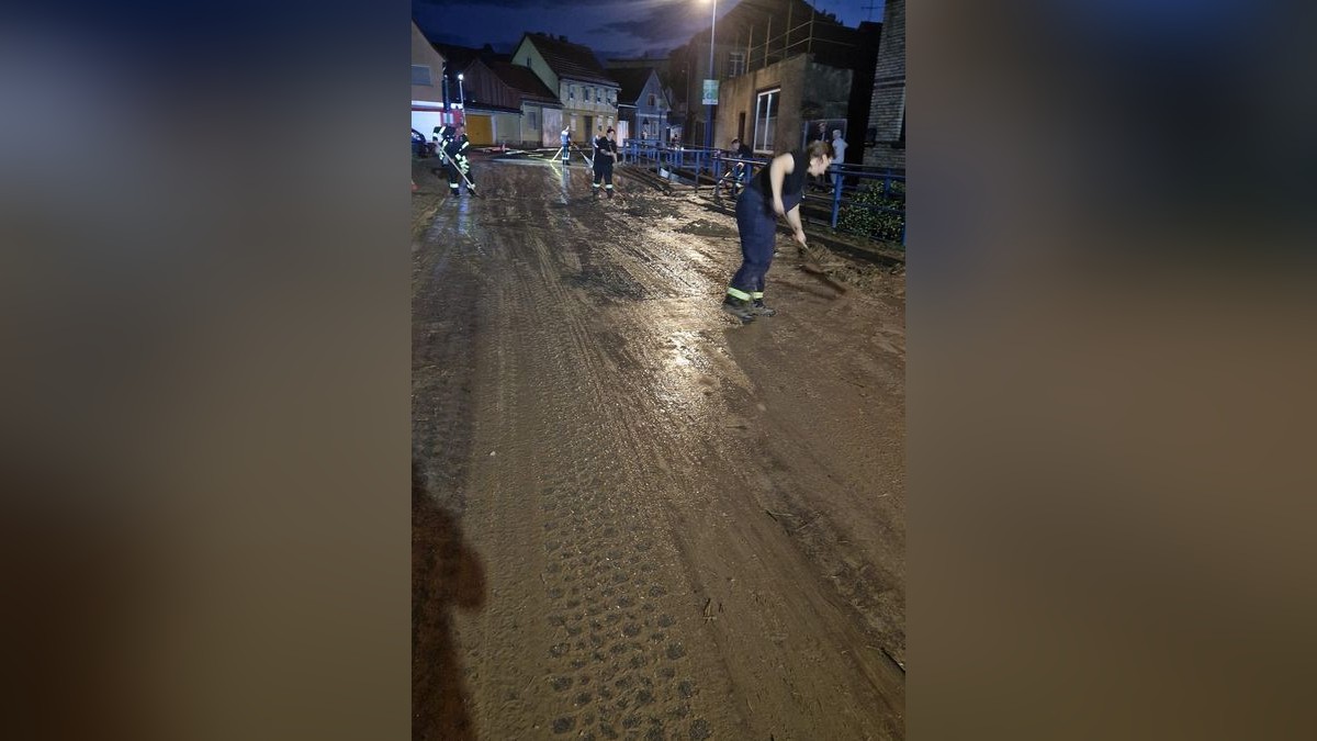 Aus dem Kyffhäuserkreis wurden zwei mit Schlamm oder Wasser überflutete Straßen gemeldet, wie ein Polizeisprecher am Samstag sagte. Betroffen waren die Bundesstraße 4 zwischen Sondershausen und Oberspier und eine Landstraße zwischen Esperstedt und Bad Frankenhausen bei Artern.