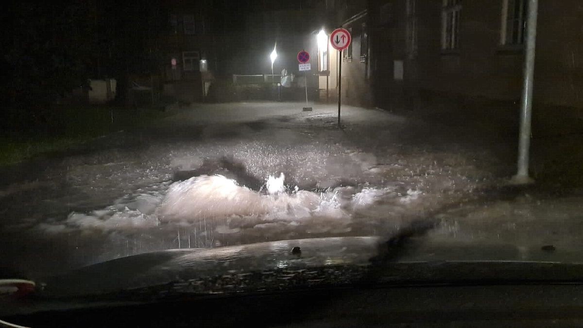 Aus dem Kyffhäuserkreis wurden zwei mit Schlamm oder Wasser überflutete Straßen gemeldet, wie ein Polizeisprecher am Samstag sagte. Betroffen waren die Bundesstraße 4 zwischen Sondershausen und Oberspier und eine Landstraße zwischen Esperstedt und Bad Frankenhausen bei Artern.