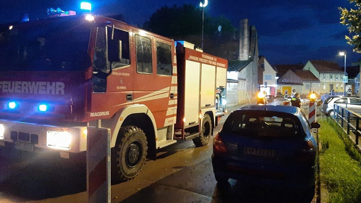 Aus dem Kyffhäuserkreis wurden zwei mit Schlamm oder Wasser überflutete Straßen gemeldet, wie ein Polizeisprecher am Samstag sagte. Betroffen waren die Bundesstraße 4 zwischen Sondershausen und Oberspier und eine Landstraße zwischen Esperstedt und Bad Frankenhausen bei Artern.