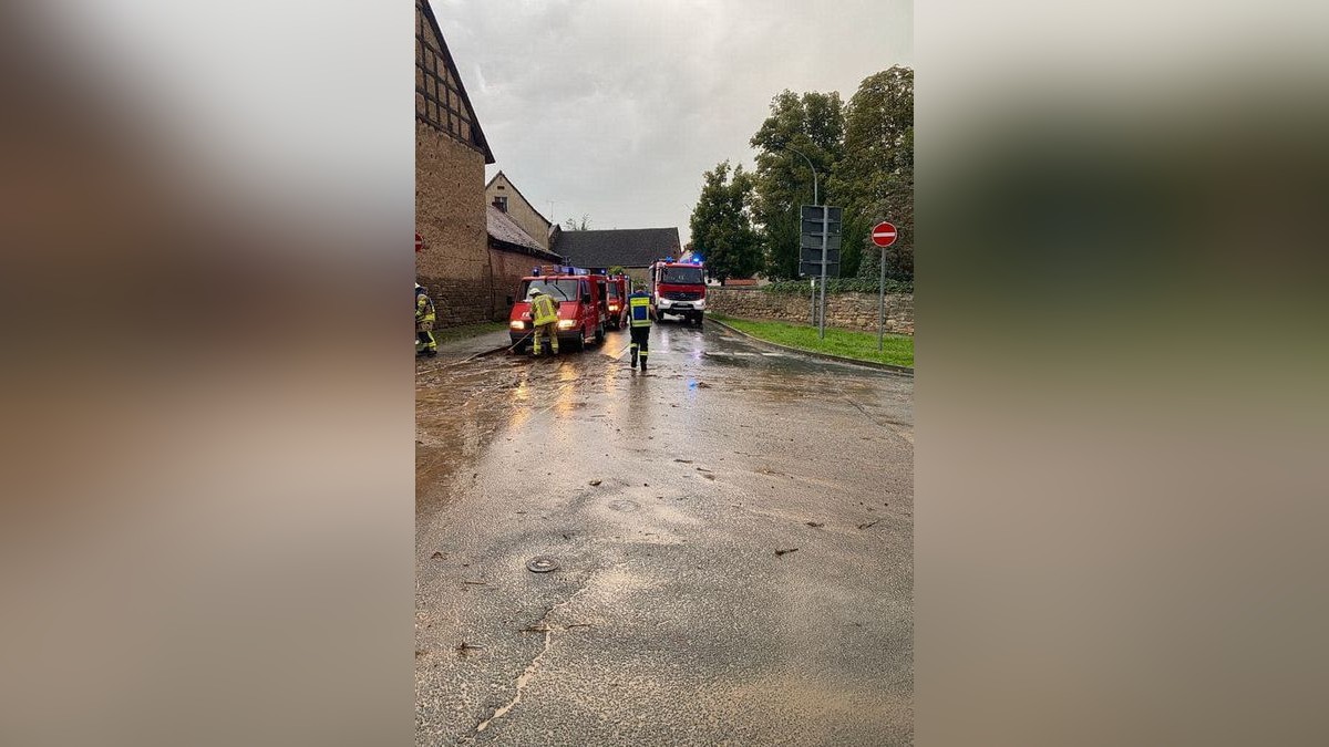 Aus dem Kyffhäuserkreis wurden zwei mit Schlamm oder Wasser überflutete Straßen gemeldet, wie ein Polizeisprecher am Samstag sagte. Betroffen waren die Bundesstraße 4 zwischen Sondershausen und Oberspier und eine Landstraße zwischen Esperstedt und Bad Frankenhausen bei Artern.