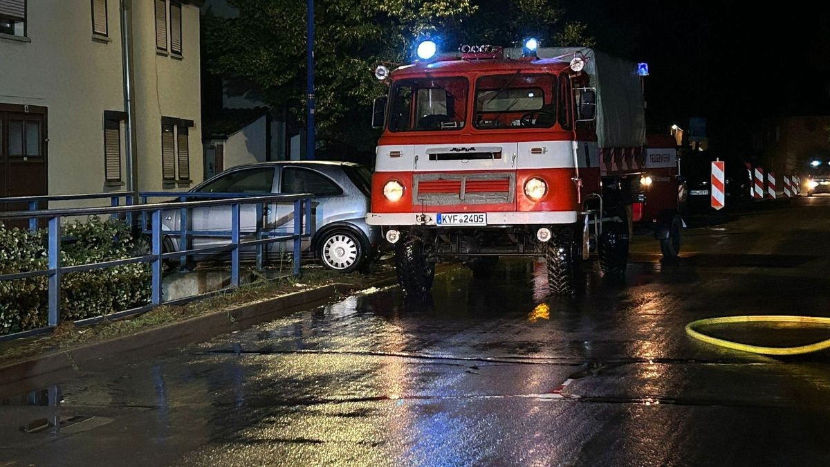 Aus dem Kyffhäuserkreis wurden zwei mit Schlamm oder Wasser überflutete Straßen gemeldet, wie ein Polizeisprecher am Samstag sagte. Betroffen waren die Bundesstraße 4 zwischen Sondershausen und Oberspier und eine Landstraße zwischen Esperstedt und Bad Frankenhausen bei Artern.