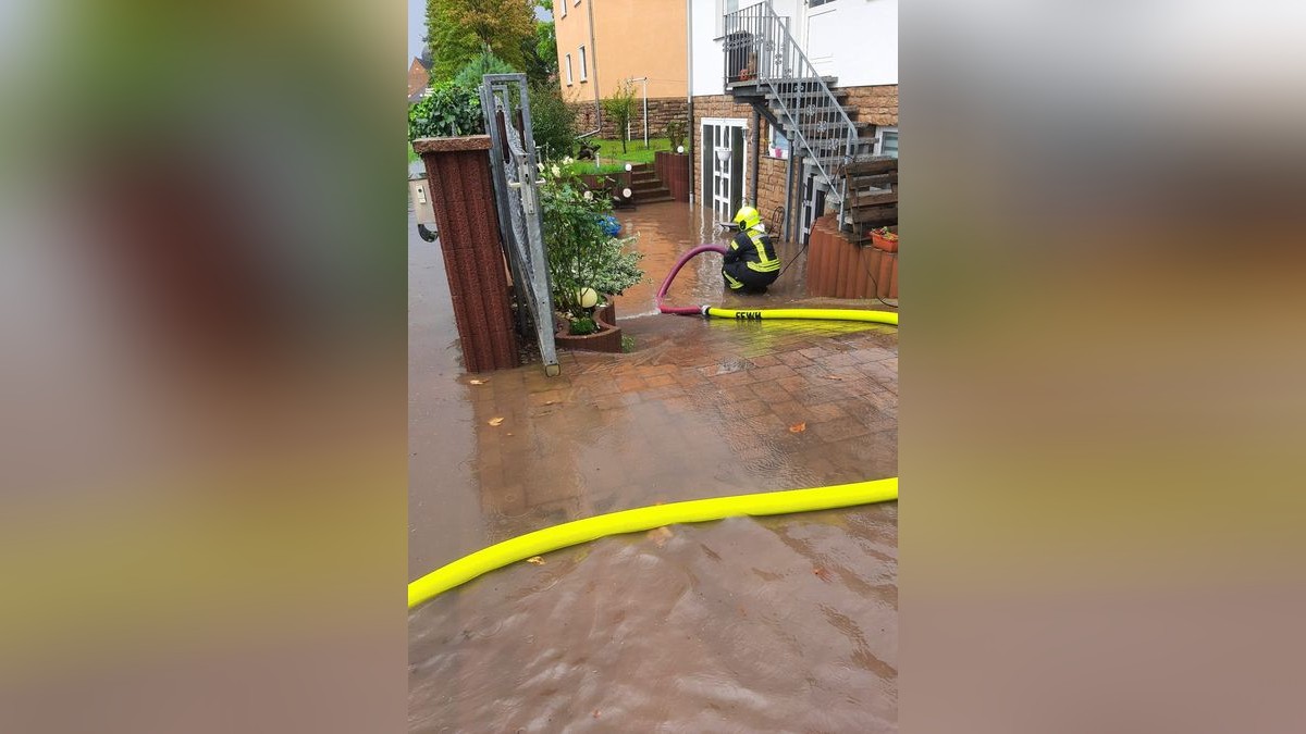 Aus dem Kyffhäuserkreis wurden zwei mit Schlamm oder Wasser überflutete Straßen gemeldet, wie ein Polizeisprecher am Samstag sagte. Betroffen waren die Bundesstraße 4 zwischen Sondershausen und Oberspier und eine Landstraße zwischen Esperstedt und Bad Frankenhausen bei Artern.