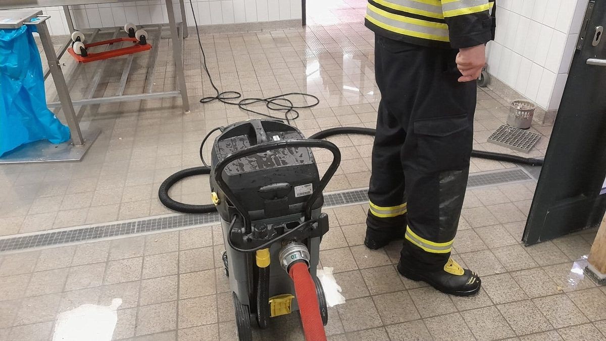 Aus dem Kyffhäuserkreis wurden zwei mit Schlamm oder Wasser überflutete Straßen gemeldet, wie ein Polizeisprecher am Samstag sagte. Betroffen waren die Bundesstraße 4 zwischen Sondershausen und Oberspier und eine Landstraße zwischen Esperstedt und Bad Frankenhausen bei Artern.