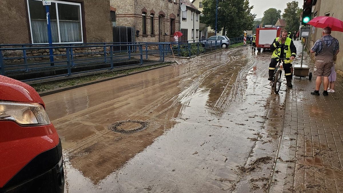 Aus dem Kyffhäuserkreis wurden zwei mit Schlamm oder Wasser überflutete Straßen gemeldet, wie ein Polizeisprecher am Samstag sagte. Betroffen waren die Bundesstraße 4 zwischen Sondershausen und Oberspier und eine Landstraße zwischen Esperstedt und Bad Frankenhausen bei Artern.