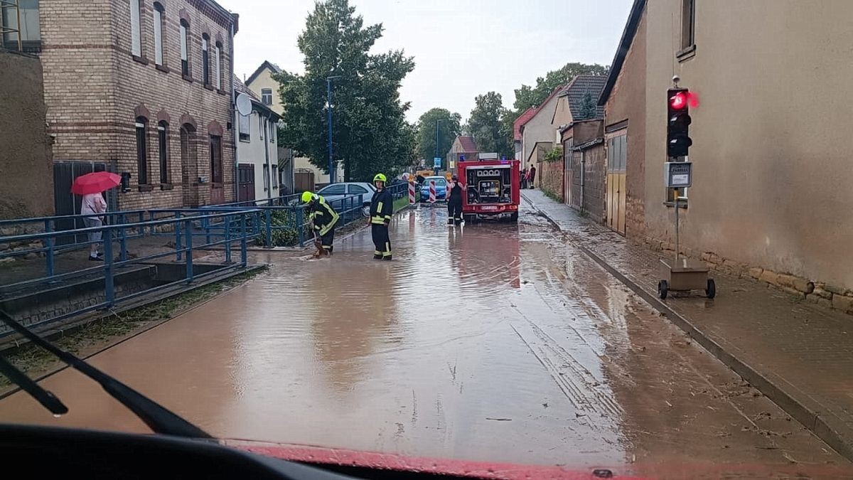 Aus dem Kyffhäuserkreis wurden zwei mit Schlamm oder Wasser überflutete Straßen gemeldet, wie ein Polizeisprecher am Samstag sagte. Betroffen waren die Bundesstraße 4 zwischen Sondershausen und Oberspier und eine Landstraße zwischen Esperstedt und Bad Frankenhausen bei Artern.