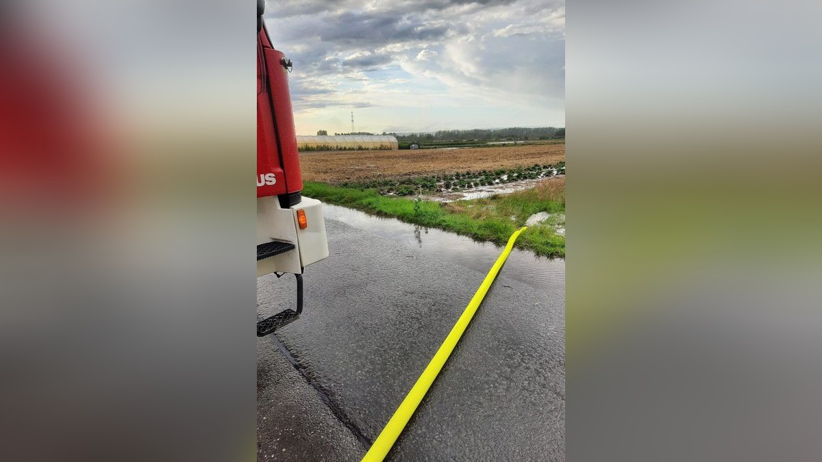 Aus dem Kyffhäuserkreis wurden zwei mit Schlamm oder Wasser überflutete Straßen gemeldet, wie ein Polizeisprecher am Samstag sagte. Betroffen waren die Bundesstraße 4 zwischen Sondershausen und Oberspier und eine Landstraße zwischen Esperstedt und Bad Frankenhausen bei Artern.