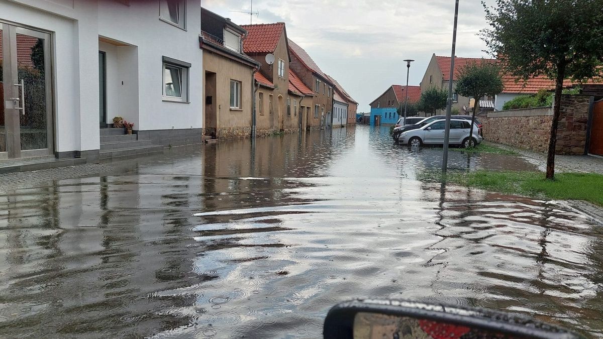 Aus dem Kyffhäuserkreis wurden zwei mit Schlamm oder Wasser überflutete Straßen gemeldet, wie ein Polizeisprecher am Samstag sagte. Betroffen waren die Bundesstraße 4 zwischen Sondershausen und Oberspier und eine Landstraße zwischen Esperstedt und Bad Frankenhausen bei Artern.