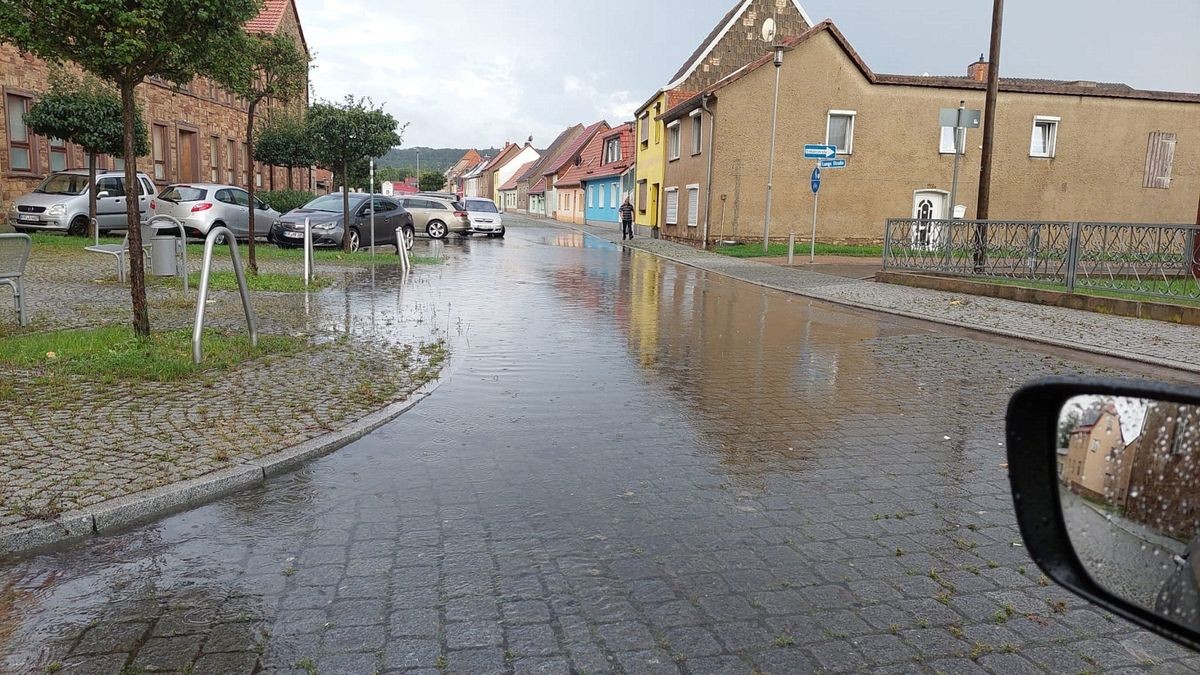 Aus dem Kyffhäuserkreis wurden zwei mit Schlamm oder Wasser überflutete Straßen gemeldet, wie ein Polizeisprecher am Samstag sagte. Betroffen waren die Bundesstraße 4 zwischen Sondershausen und Oberspier und eine Landstraße zwischen Esperstedt und Bad Frankenhausen bei Artern.