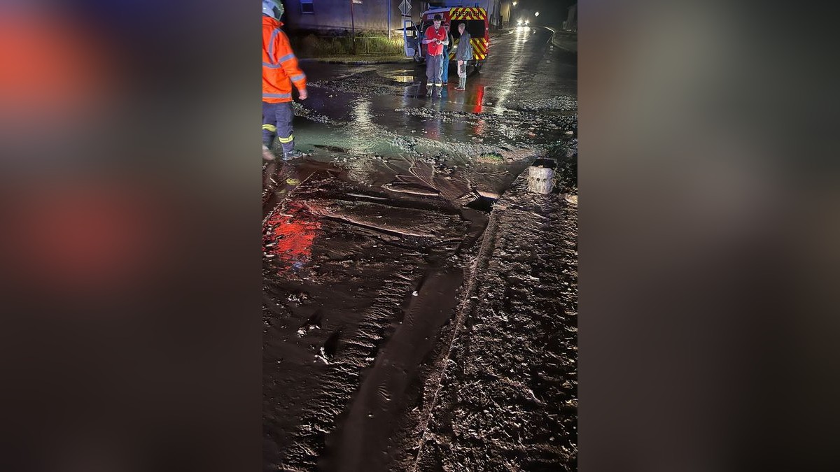 Aus dem Kyffhäuserkreis wurden zwei mit Schlamm oder Wasser überflutete Straßen gemeldet, wie ein Polizeisprecher am Samstag sagte. Betroffen waren die Bundesstraße 4 zwischen Sondershausen und Oberspier und eine Landstraße zwischen Esperstedt und Bad Frankenhausen bei Artern.