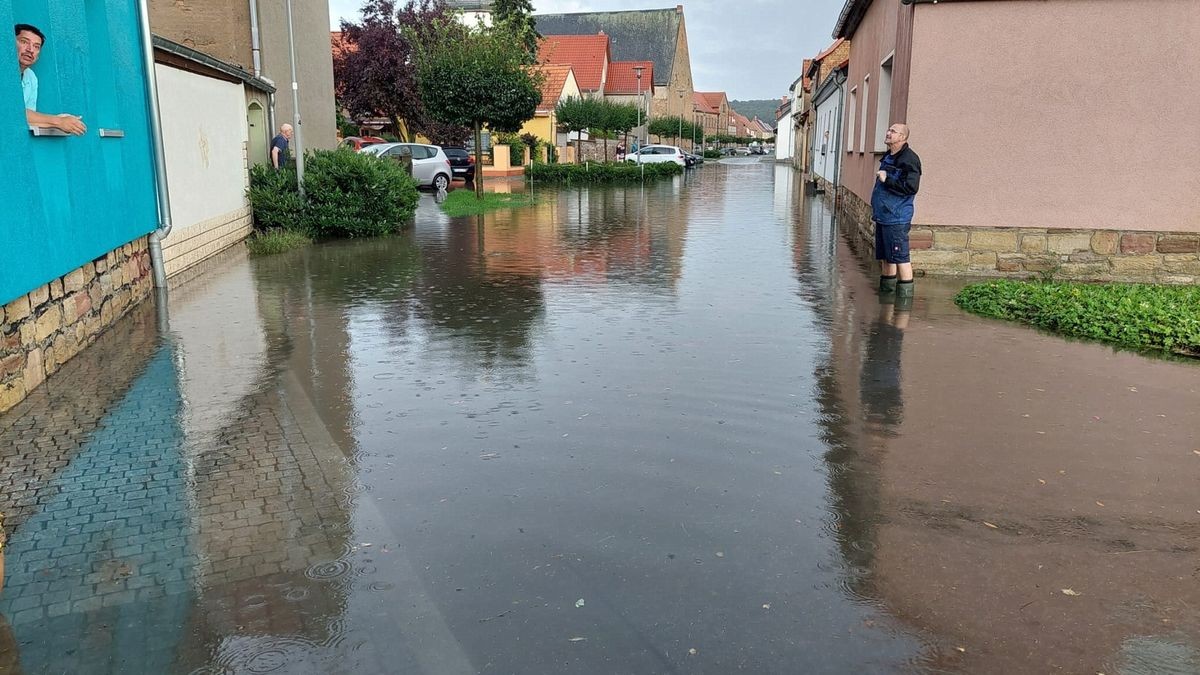 Aus dem Kyffhäuserkreis wurden zwei mit Schlamm oder Wasser überflutete Straßen gemeldet, wie ein Polizeisprecher am Samstag sagte. Betroffen waren die Bundesstraße 4 zwischen Sondershausen und Oberspier und eine Landstraße zwischen Esperstedt und Bad Frankenhausen bei Artern.