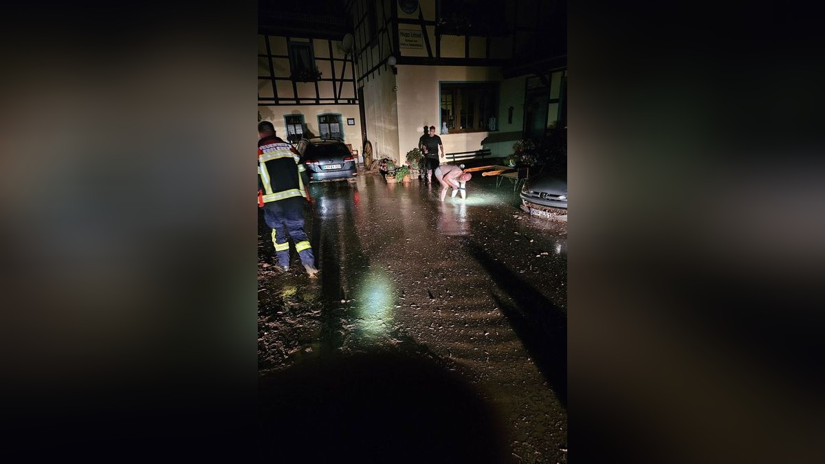 Aus dem Kyffhäuserkreis wurden zwei mit Schlamm oder Wasser überflutete Straßen gemeldet, wie ein Polizeisprecher am Samstag sagte. Betroffen waren die Bundesstraße 4 zwischen Sondershausen und Oberspier und eine Landstraße zwischen Esperstedt und Bad Frankenhausen bei Artern.