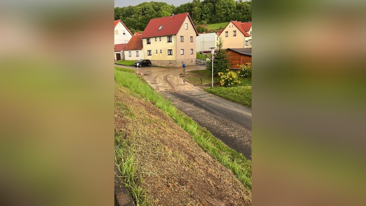 Nach einem Starkregenereignis wurden am Freitag die Feuerwehren aus Brehme, Wehnde und Ecklingerode alarmiert. Der Einsatz dauerte von 17.11 Uhr bis circa 1.30 Uhr. Auch der Forstbetrieb Mario Nolte, die Firma Vollmer Bau und der Bauhof der Gemeinde waren mit im Einsatz. Die Ortslage blieb weitestgehend verschont. Schlimm erwischt hat es vor allem den Bereich der sogenannten Buttermühle.