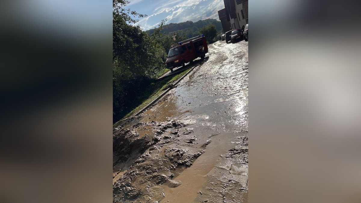 Nach einem Starkregenereignis wurden am Freitag die Feuerwehren aus Brehme, Wehnde und Ecklingerode alarmiert. Der Einsatz dauerte von 17.11 Uhr bis circa 1.30 Uhr. Auch der Forstbetrieb Mario Nolte, die Firma Vollmer Bau und der Bauhof der Gemeinde waren mit im Einsatz. Die Ortslage blieb weitestgehend verschont. Schlimm erwischt hat es vor allem den Bereich der sogenannten Buttermühle.