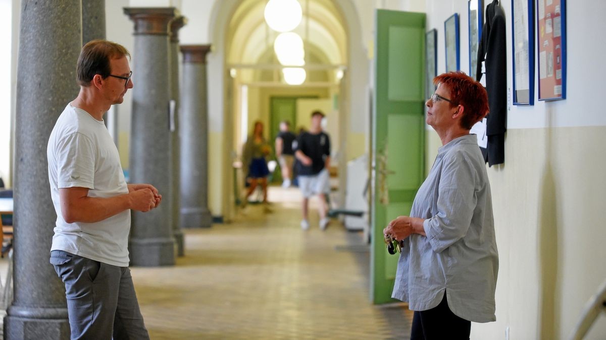 Der Landtagsabgeordnete Denny Möller im Gespräch mit Monika Osburg, Leiterin der Friedrich-Schiller-Gemeinschaftsschule.