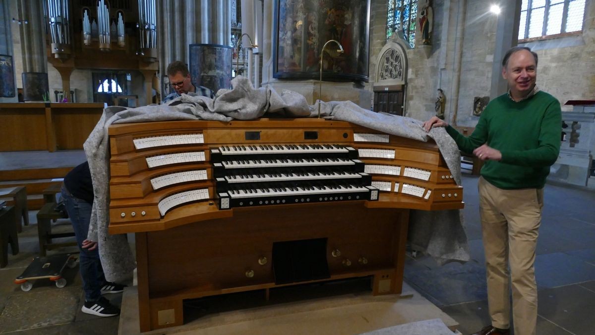 Zentralspieltisch ist im Erfurter Dom angekommen. Damit können alle drei Orgeln von unten bespielt werden. Die Freude bei Domorganist Silvius von Kessel ist groß.