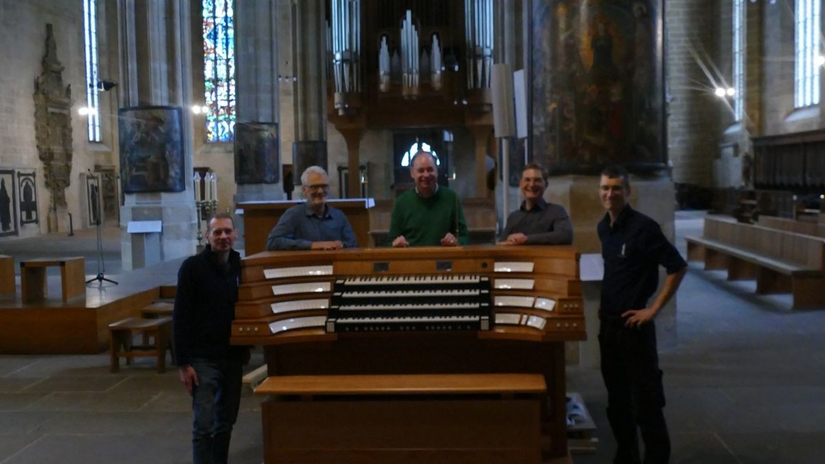 Zentralspieltisch ist im Erfurter Dom angekommen. Damit können alle drei Orgeln von unten bespielt werden. Die Freude bei Domorganist Silvius von Kessel ist groß.